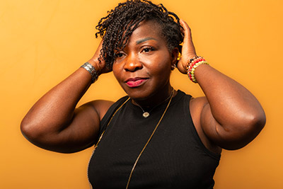 Béatrice AYI vous accueille dans son salon de coiffure Athipic Beauté à Amiens. Tous types de cheveux Afro Black Métis Asiatique Européen Rebeu Crépu, pas un cheveux ne lui résiste. Béatrice AYI, l'artiste aux doigts de fée.